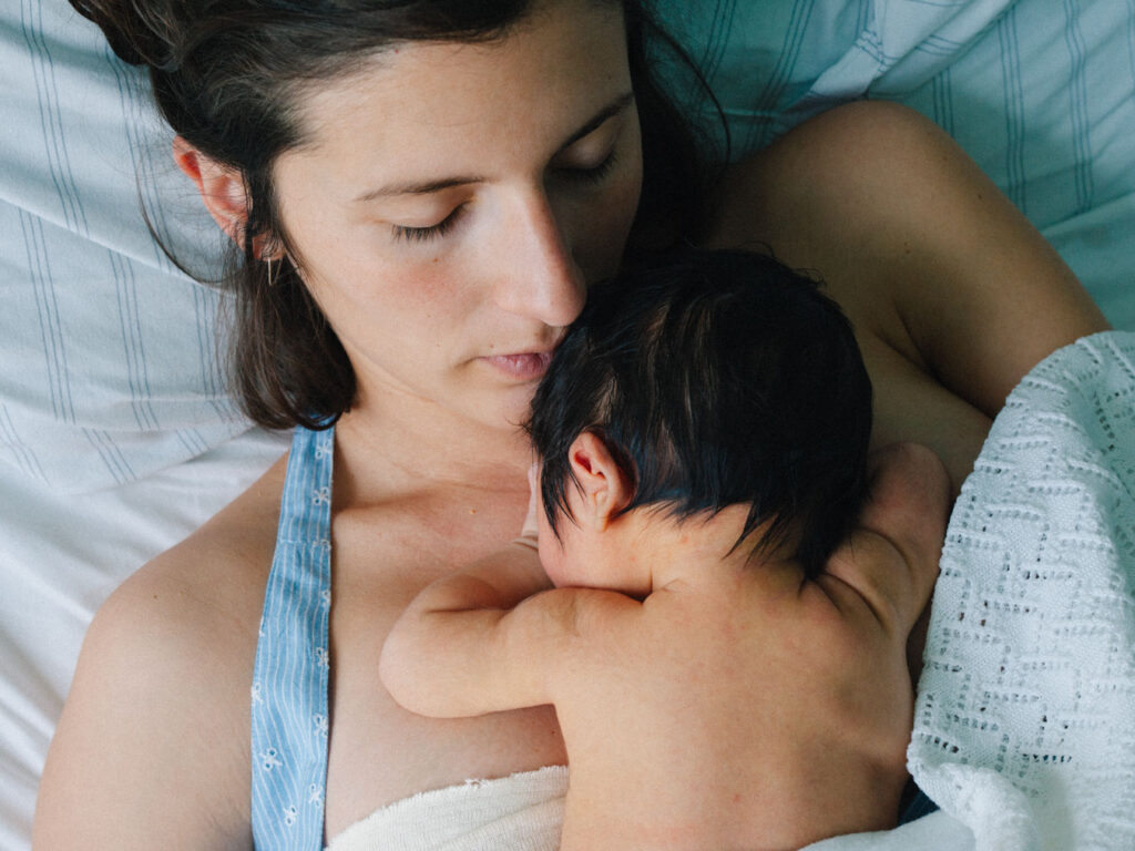Porträtfoto eines neugeborenen Babys und seiner Mutter
