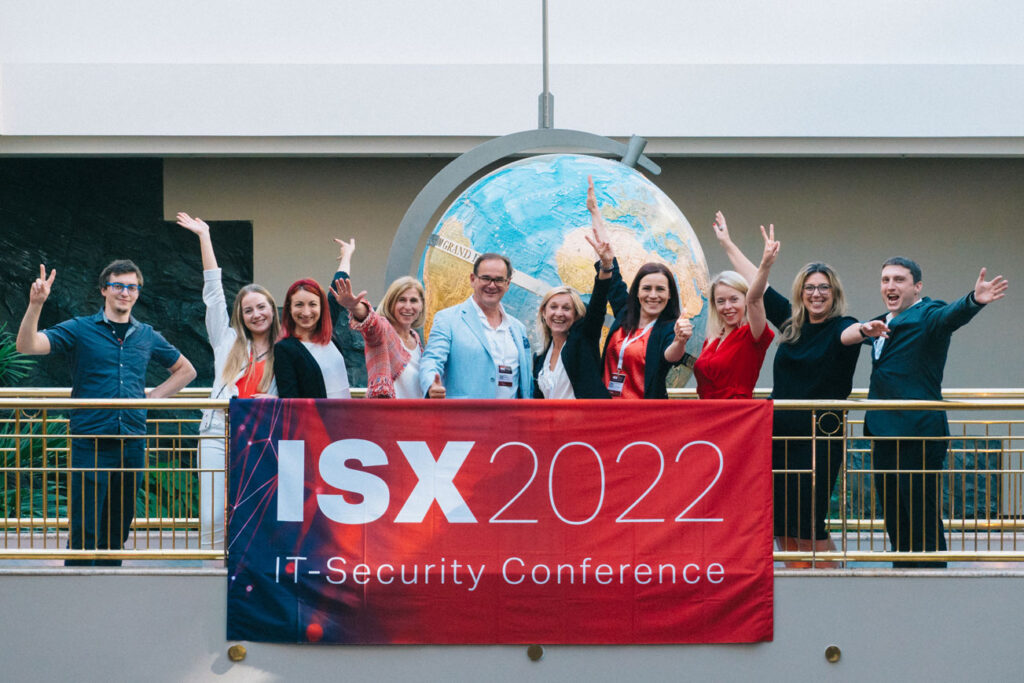 Eventfotograf macht ein Gruppenfoto für das Team von ISX in Hamburg