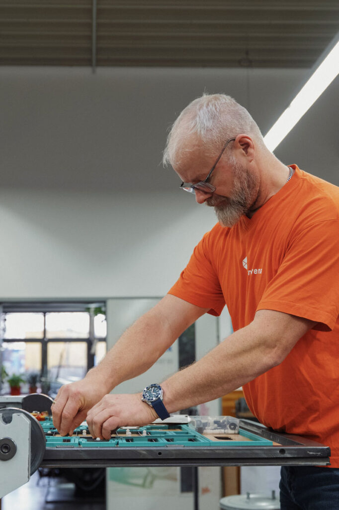 Unternehmensfotografie eines Mitarbeiters bei der Arbeit in einer Produktionshalle