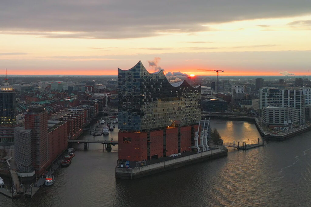 Elbphilharmonie aus der Luft mit eine Drohne fotografiert